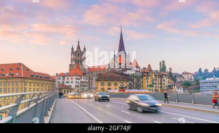 Skyline della città di Losanna in Svizzera al tramonto Foto Stock