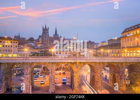 Skyline della città di Losanna in Svizzera al tramonto Foto Stock