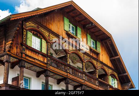 Bella vista ravvicinata di una tipica casa tradizionale con bella arte murale sulla facciata in legno nel comune Schönau am Königssee in Baviera,... Foto Stock