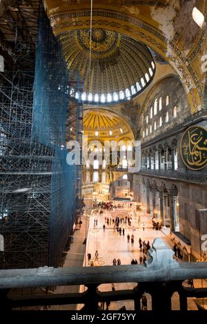 In fase di ristrutturazione, restauro con ponteggi. L'interno della chiesa, moschea e ora museo, Hagia Sophia a Istanbul, Turchia. Foto Stock