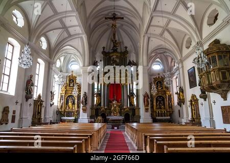 Grande vista dell'altare maggiore così come i due altari laterali più piccoli uno accanto all'altro sullo stesso lato della parete all'interno della chiesa parrocchiale di Sant'Andrea... Foto Stock