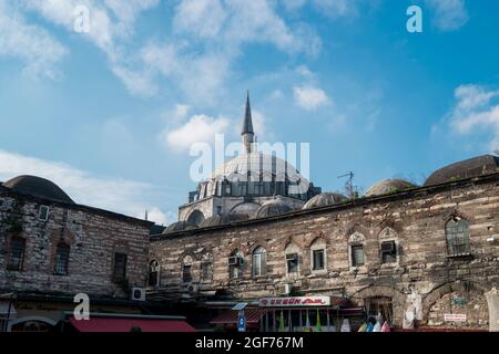 Vista esterna nel quartiere locale. La Moschea Rustem Pasa Camii a Istanbul, Turchia. Foto Stock