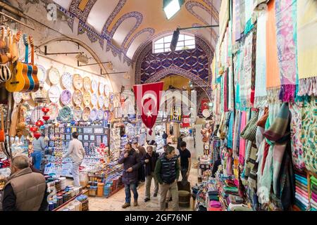 Un tipico vicolo coperto, galleria del grande Bazaar, pieno di tessuti e piatti da acquistare. A Istanbul, Turchia. Foto Stock