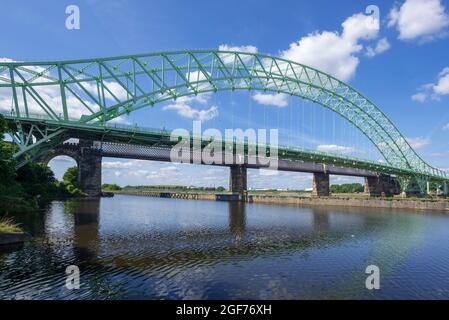 Il ponte Silver Jubilee o Queensway attraversa il fiume Mersey al Runcorn Gap tra Runcorn e Widnes a Cheshire, Inghilterra. È accanto al Ru Foto Stock