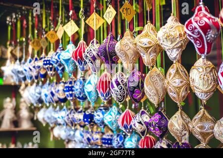 Baubles e ornamenti natalizi in chiosco al mercatino di Natale di Vienna, Austria. Vendita decorazione durante l'avvento vacanza Foto Stock