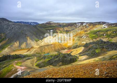 Vista da Brennisteinsalda sulle colorate montagne di rhyolite, Landmannalaugar, Suourland, Islanda Foto Stock