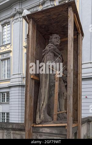 Misure di protezione contro le intemperie per il restauro di una scultura di fronte al Residenz, Ansbach, Medio Franconia, Baviera, Germania Foto Stock