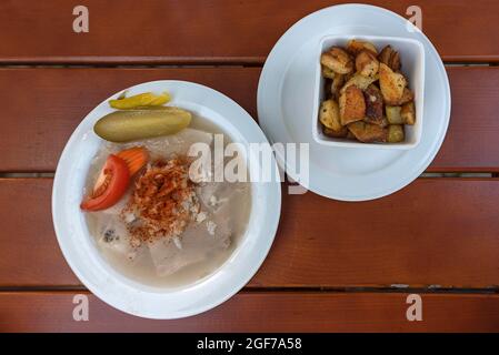 Brawn servito con patate fritte in una birreria all'aperto, Baviera, Germania Foto Stock