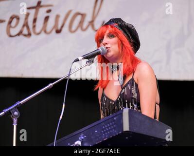 Georgia Crandon si esibisce con la sua band The Vintage Youth al Weyfest Music Festival. Agosto 20, 2021 Foto Stock