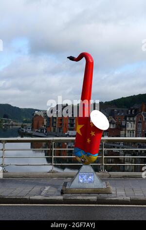 Sassofono colorato in memoria di Adolphe Sax sul Pont du Charles de Gaulle, Dinant, Provincia, Namur, Belgio Foto Stock