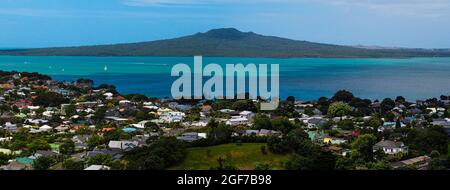 Isola vulcanica di Rangitoto, vista da Devonport, Auckland, Nuova Zelanda Foto Stock