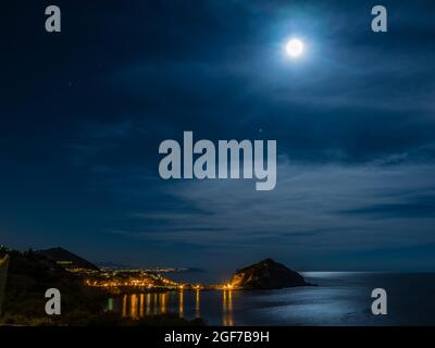 Veduta di Sant'Angelo, notte sotto luna piena, Ischia, Calabria, Italia Foto Stock