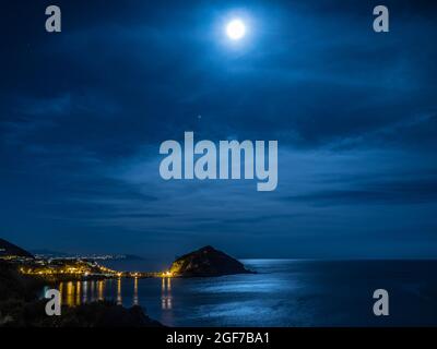 Veduta di Sant'Angelo, notte sotto luna piena, Ischia, Calabria, Italia Foto Stock