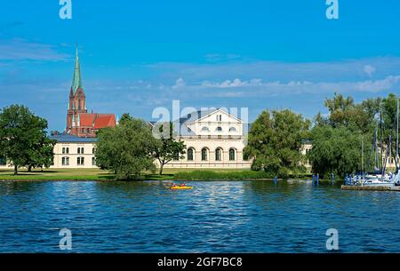 Cattedrale di Schwerin con il Marstall e il molo della flotta Bianca, Schwerin, Meclemburgo-Pomerania occidentale, Germania Foto Stock