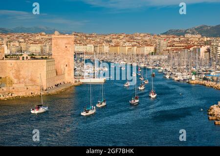 Gli yacht arrivano al porto vecchio di Marsiglia al tramonto. Marsiglia, Francia Foto Stock