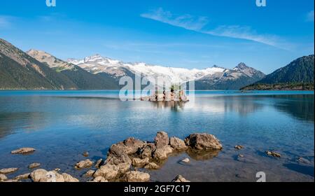 Lago Garibaldi, montagne riflesse nel turchese lago glaciale, Guardia montagna e Deception Peak, ghiacciaio dietro, Garibaldi Provincial Park, britannico Foto Stock