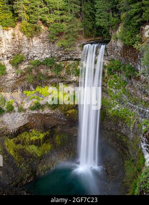 Brandywine Falls, cascate che scendono lungo la scogliera, Brandywine Falls Provincial Park, Whistler, British Columbia, Canada Foto Stock