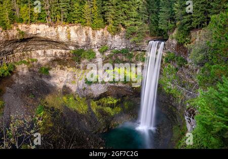 Brandywine Falls, cascate che scendono lungo la scogliera, Brandywine Falls Provincial Park, Whistler, British Columbia, Canada Foto Stock