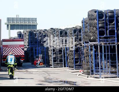 Bochum, Germania. 24 agosto 2021. Un vigile del fuoco attraversa i terreni del magazzino pneumatici. Un incendio scoppiò nel magazzino degli pneumatici proprio accanto all'autostrada 40 la mattina presto. Credit: Roland Weihrauch/dpa/Alamy Live News Foto Stock