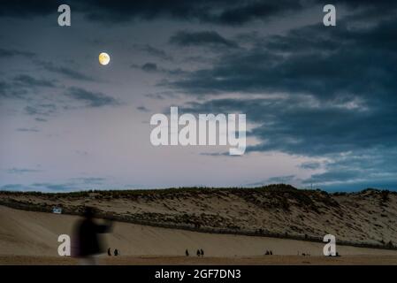 Atmosfera serale al mare, luna, Atlantico, Biscaglia, Carcans Plage, Gironda, Aquitania, Francia Foto Stock