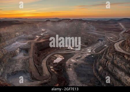 La miniera d'opencast Cerro Colorado all'alba, le miniere di Rio Tinto, vista aerea, fuchi sparati, provincia di Huelva, Andalusia, Spagna Foto Stock