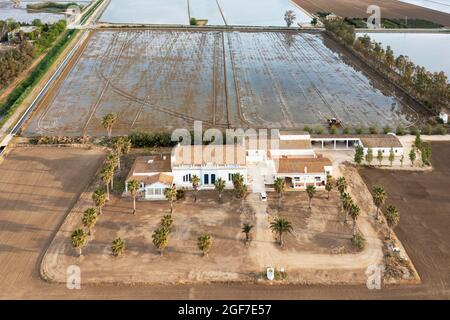 L'agriturismo Tramontano, campi di riso allagati e chiazze secche coltivate sperimentalmente con riso dryland, vista aerea, fuco, delta dell'Ebro Foto Stock