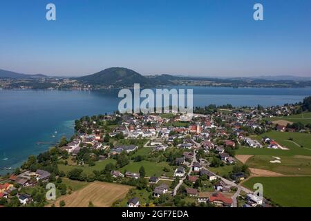 Colpo di drone, vista sul Golfclub Weyregg, Weyregg am Attersee, Salzkammergut, Austria superiore, Austria Foto Stock