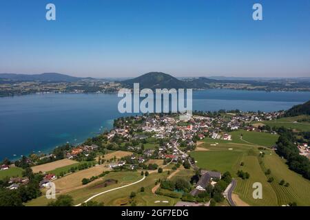 Colpo di drone, vista sul Golfclub Weyregg, Weyregg am Attersee, Salzkammergut, Austria superiore, Austria Foto Stock