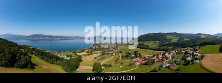 Colpo di drone, vista sul Golfclub Weyregg, Weyregg am Attersee, Salzkammergut, Austria superiore, Austria Foto Stock