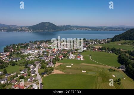 Colpo di drone, vista sul Golfclub Weyregg, Weyregg am Attersee, Salzkammergut, Austria superiore, Austria Foto Stock