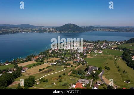 Colpo di drone, vista sul Golfclub Weyregg, Weyregg am Attersee, Salzkammergut, Austria superiore, Austria Foto Stock