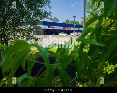 New Hartford, New York - 5 luglio 2021: Vista di Pep Boys Auto Parts Store e Tire Service Department con Auto all'interno del garage Foto Stock