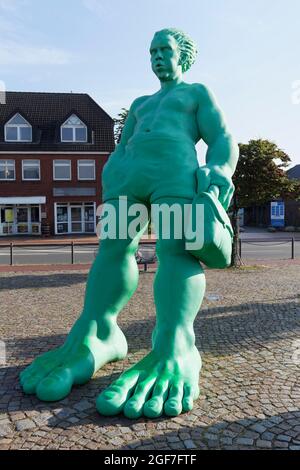 Ventoso, figura verde, gruppo di sculture viaggiando Giants in the Wind, installazione dell'artista Martin Wolke, stazione di piazzale, Westerland, Sylt Foto Stock