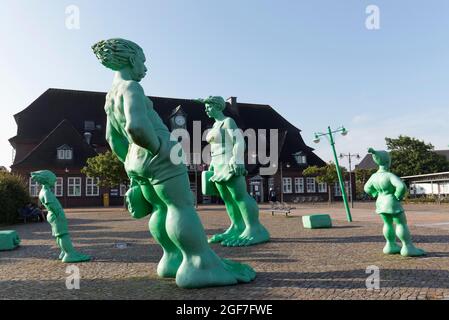 Ventoso, figure verdi, gruppo di scultura viaggiando Giants in the Wind, installazione da parte dell'artista Martin Wolke, stazione di piazzale, Westerland, Sylt Foto Stock