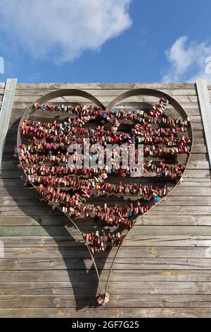 Cuore di metallo pieno di lucchetti d'amore, Lista su Sylt, Isole Frisie del Nord, Schleswig-Holstein, Germania Foto Stock