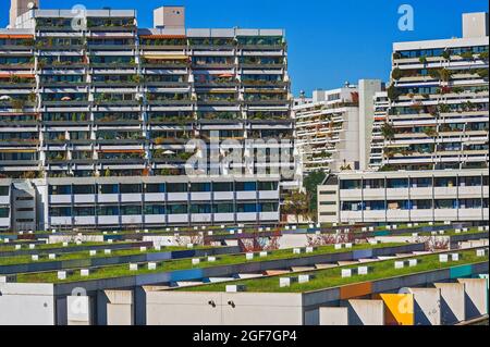 Tetti verdi e balconi in cemento nel Villaggio Olimpico, Monaco, alta Baviera, Baviera, Germania Foto Stock