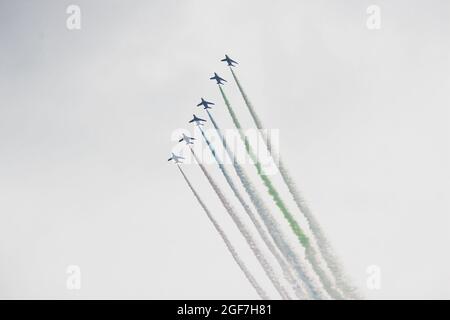 Tokyo, Giappone. 24 agosto 2021. 24 agosto 2021, Tokyo, Giappone: L'esecuzione del team dimostrativo aerobico 'Blue Impulse' della Japan Air Self-Defense Force (JASDF) nella prima giornata dei Giochi Paralimpici di Tokyo del 2020. Credit: Michael Steinebach/AFLO/Alamy Live News Foto Stock