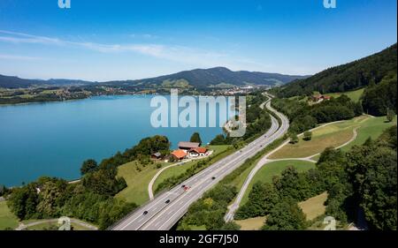 Drone image, Westautobahn (A1) vicino a Mondsee, Salzkammergut, Austria superiore Foto Stock