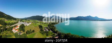 Drone image, Westautobahn (A1) vicino a Mondsee, Salzkammergut, Austria superiore Foto Stock
