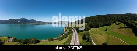Drone image, Westautobahn (A1) vicino a Mondsee, Salzkammergut, Austria superiore Foto Stock