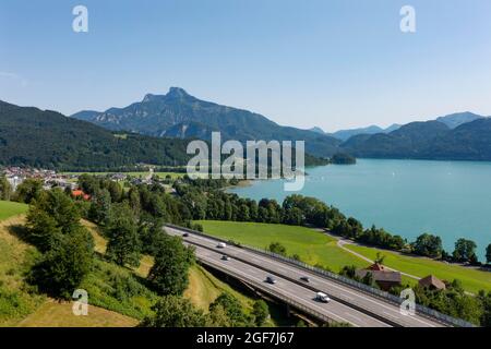 Drone image, Westautobahn (A1) vicino a Mondsee, Salzkammergut, Austria superiore Foto Stock