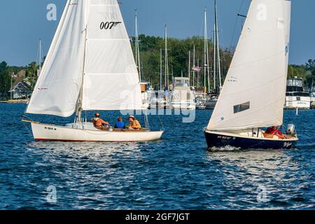 Lo Sturgeon Bay Yacht Club organizza corse in barca a vela ogni giovedì sera da maggio a ottobre, nel canale tra il lago Michigan e Green Bay. Foto Stock