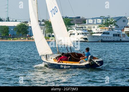 Lo Sturgeon Bay Yacht Club organizza corse in barca a vela ogni giovedì sera da maggio a ottobre, nel canale tra il lago Michigan e Green Bay. Foto Stock