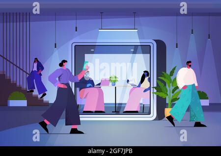 uomini d'affari che lavorano in cabine di vetro protettivo in un moderno ufficio notturno orizzontale scuro Illustrazione Vettoriale