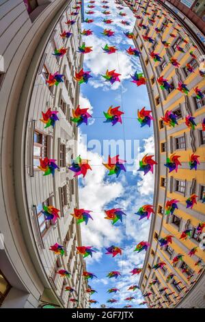 Piccoli mulini a vento colorati con edifici storici contro il cielo blu in Olomouc (Unesco) Repubblica Ceca Foto Stock