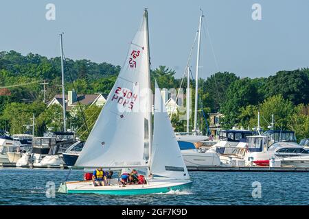 Lo Sturgeon Bay Yacht Club organizza corse in barca a vela ogni giovedì sera da maggio a ottobre, nel canale tra il lago Michigan e Green Bay. Foto Stock