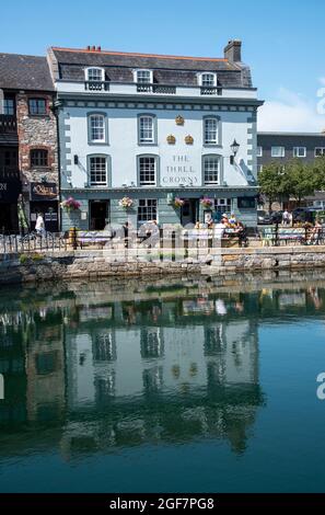 Plymouth, Devon, Inghilterra, Regno Unito. 2021. Porto di Sutton nella zona barbicana di Plymouth, edifici circondano il lungomare. Foto Stock