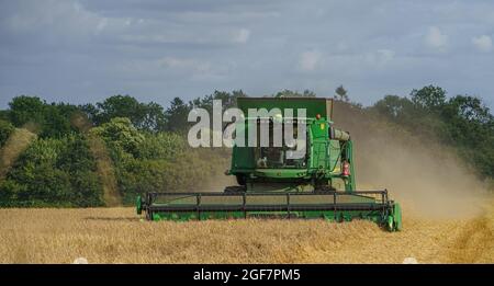 Una mietitrebbia John Deere Hillmaster T670 in azione per la raccolta del grano Foto Stock