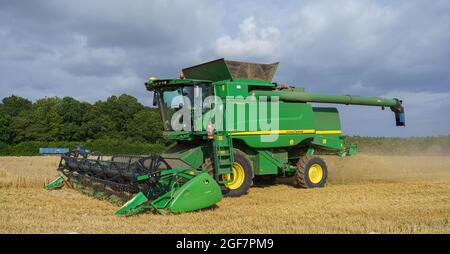 Una mietitrebbia John Deere Hillmaster T670 in azione per la raccolta del grano Foto Stock