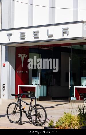 Pushbike parcheggiato fuori dello showroom Tesla, 3rd Street Promenade, Santa Monica, Los Angeles, California, Stati Uniti d'America. Foto Stock